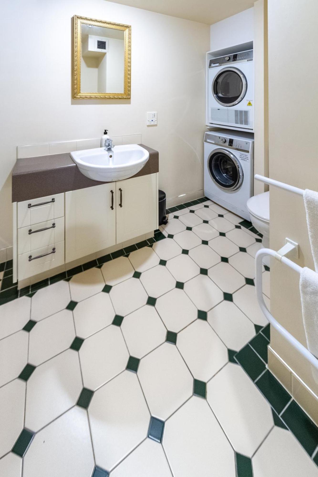 Beauty In The Cbd - 1Bed Free Parking Pool Apartment Christchurch Exterior photo
